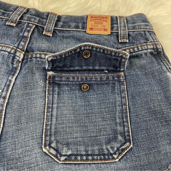 🔥Vtg EXPRESS Distressed Frayed Hem Jean Shorts High Waist Mid Wash Denim 3/4 - Picture 8 of 16